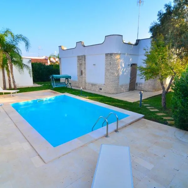 Villa Nadia con Piscina nel Boomerang Village a Torre Colimena、トッレ・コリメナのホテル