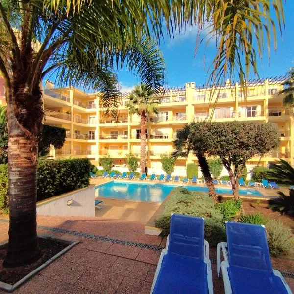 POOL NEST palm breeze condo at citycenter and marina, хотел в Лагос