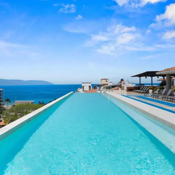 2BR Luxury Condo with Rooftop Pool Zona Romántica, hotel v mestu Puerto Vallarta