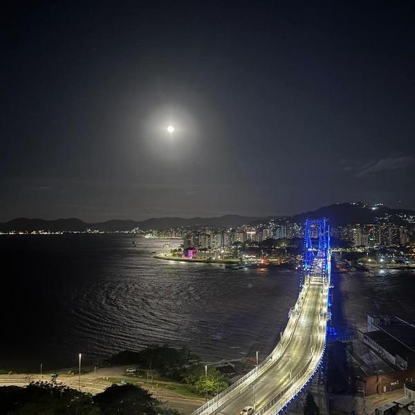 Vista única da ponte Hercílio Luz em Florianópolis