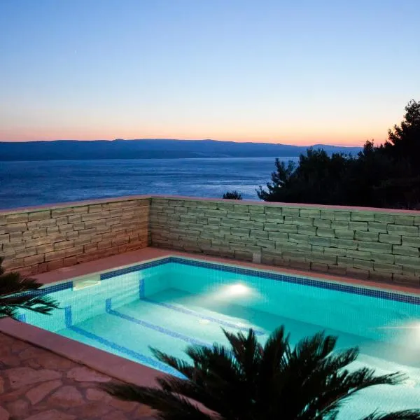 Apartments Mediterranea with heated pool, hotel em Pisak