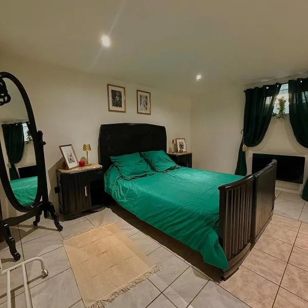 Le Cocoon caché avec parking โรงแรมในแซร์กูมีนส์