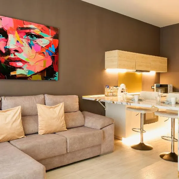 Kosta Homes - Modern Coastal Getaway 400m from Sea, Hotel in Torremolinos