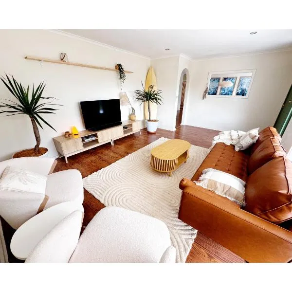 Walk to Beach - Coastal Beach House Retreat, hotel en Port Willunga