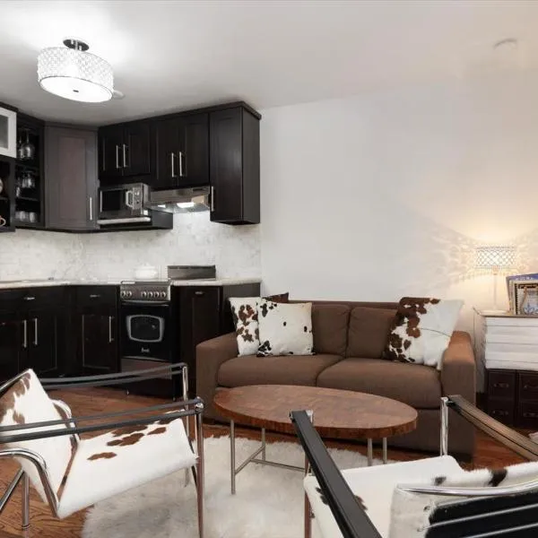 Perfect Inside Downtown Aspen Location! Romantic 1300 ft, 4 Blocks or 396 m, to AJAX or Aspen Mountain, hotel in Aspen