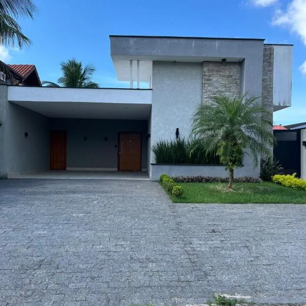 Casa térrea moderna em condomínio, hotel en Bertioga