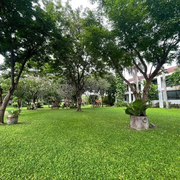 โรงแรมฉัตรแก้ว, hotel v destinaci Ban Dan Chang