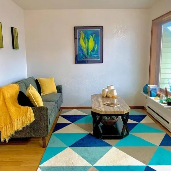 Lovely Condo Across from Downtown w Mountain View, hotel em Juneau