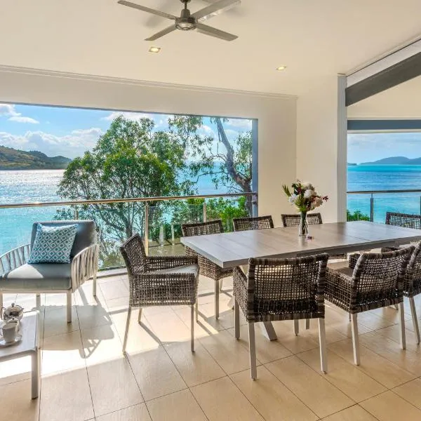 Edge 2 - Oceanfront Luxurious and Spacious 4 Bedroom Split Level Apartment with buggy and valet service, hotel in Hamilton Island