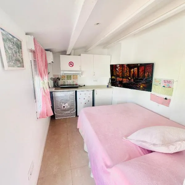 Habitación con baño y cocina, hotel in Caudiel