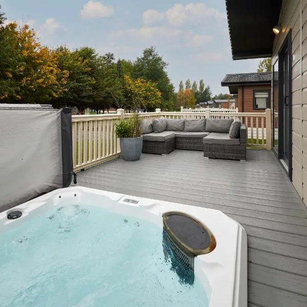 Primrose Lodge with Hot Tub, hotel in York