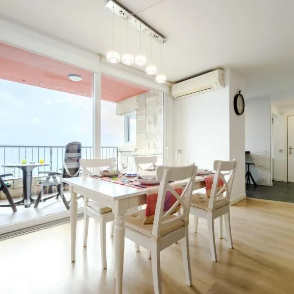 Impresionante Apartamento delante del Mar, hotel in Vilassar de Mar