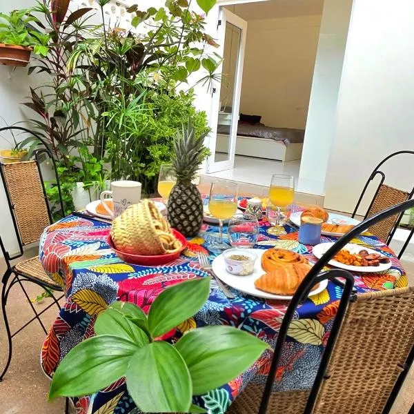 Cozy apartment with private patio, хотел в Ломе