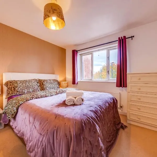 Spacious 3-Bedroom House with Garden and Parking, Hotel in London