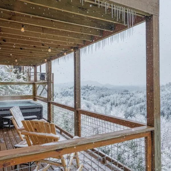 Luxury Smoky Mountain Cabin with Hot Tub and Views, hótel í Sevierville