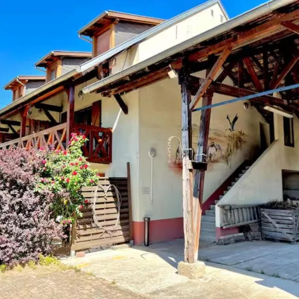 Bright Duplex with Balcony & Parking, 6 guests, 5 min from Colmar, hotel em Sainte-Croix-en-Plaine