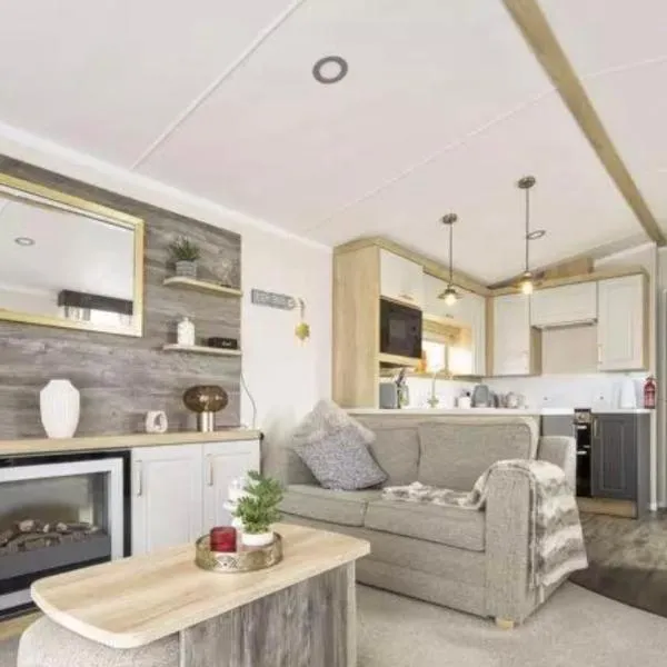 Nv48 Luxury static caravan at beautiful durdle door holiday park, hotel in West Lulworth