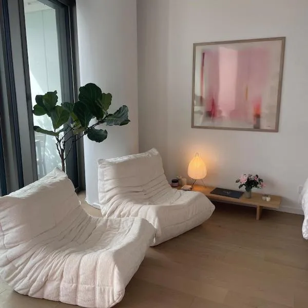 Wellness Oase direkt an der Donau in Wien 22 nahe zum VIC Vienna International Center and UNO, hotel in Wenen