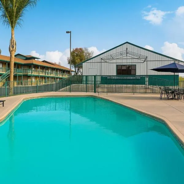 Red Lion Inn & Suites Lemoore、レモーのホテル