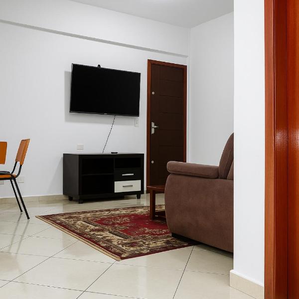 Dois quartos Cozinha completa Wi Fi Self check in com senha Central e perto de tudo a 4,4Km da Rodoviária e 15,4 km do Aeroporto Apartamentos 102 e 302