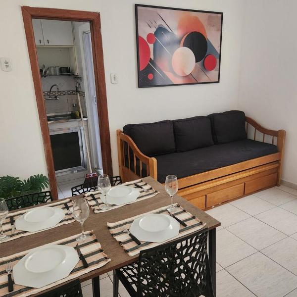 Sala e quarto a 1 quadra da praia de Copacabana