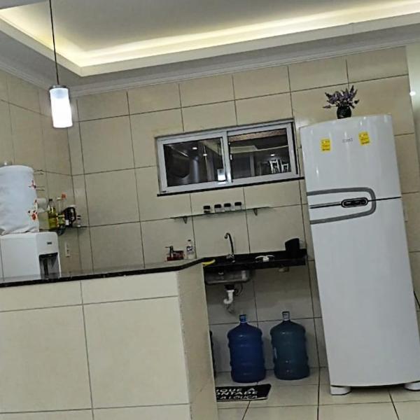 Garagem para 3 carros Morada Valentim é uma Casa dois quartos climatizada em Paracuru, 2 decks, piscina, portão automático, cerca elétrica com conforto e qualidade para você!