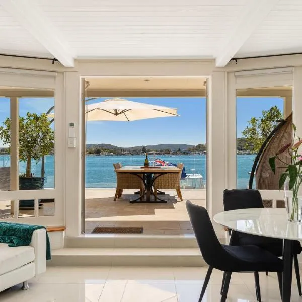 'Waterfront Studio' by HolidayCo, Hotel in Blackwall