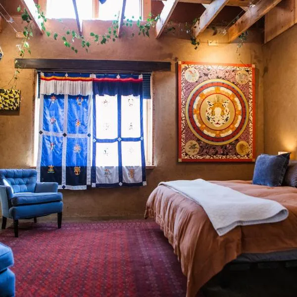 CASA DE COUGLETTA - Artist retreat, stunning views, hotel in Santa Fe