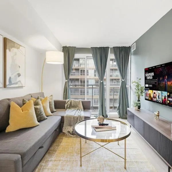 Lux King Suite, CN Tower, Sleeps 5 with Parking!, ξενοδοχείο στο Τορόντο