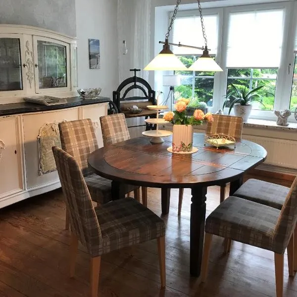 Bei Schütts - Spiel und Spaß im Garten rund um eine moderne Ferienwohnung, hotel v mestu Janneby