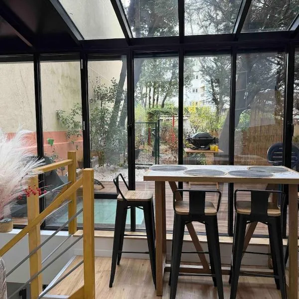 Superbe appartement sur jardin- proche de paris, hotel v destinaci Vanves