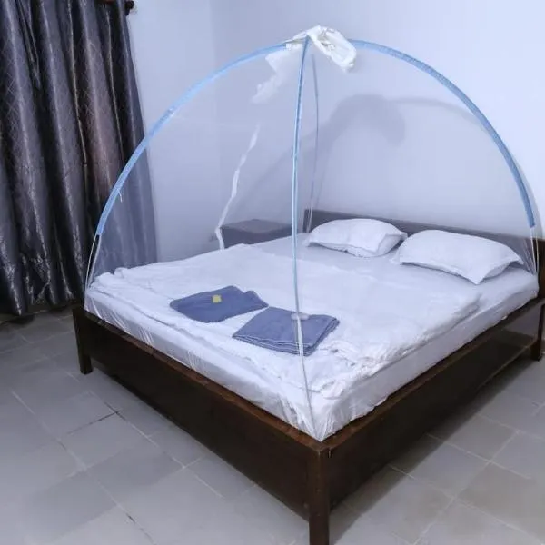 Rabbi Chambres, מלון במבור