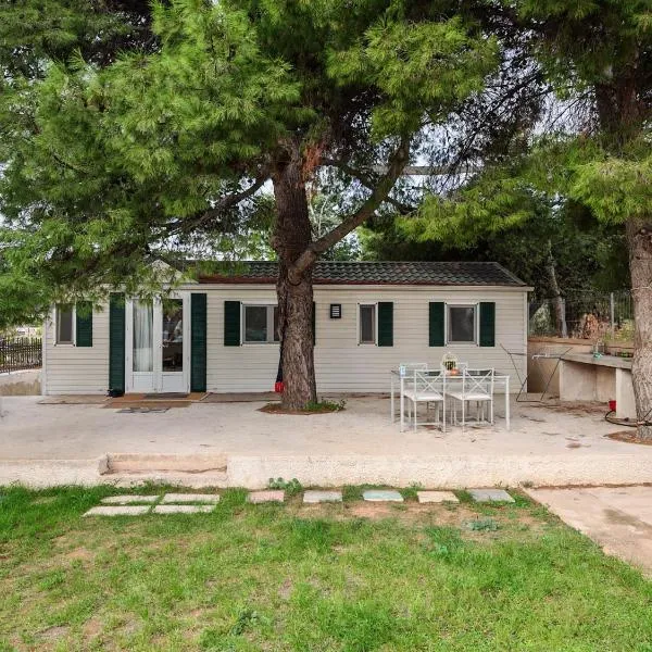 Family mobile home solar powered near the sea and the airport, hotel en Áyios Spirídhon