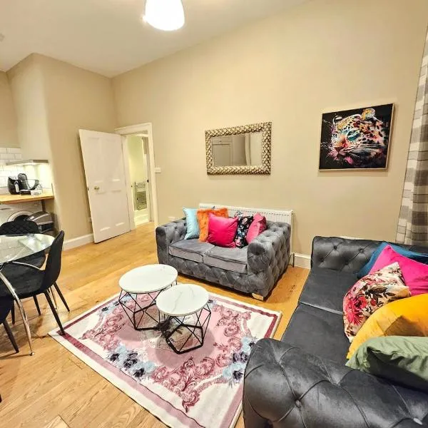 2 Bedroom Apt, 4 Beds, 3 TV near Fountain Park، فندق في إدنبرة