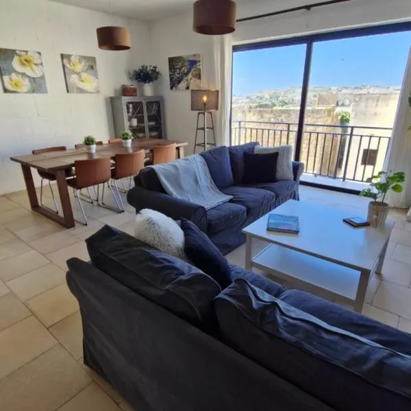Sunny apartment with rooftop terrace in Victoria, hotel v destinaci Għajn il-Kbira