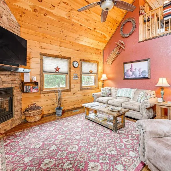 Cozy Couples Getaway w/ Hot Tub: 'Fox Ridge Cabin' – hotel w mieście Whittier