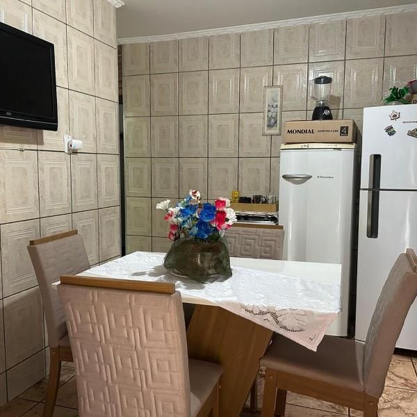 Casa espaçosa em bairro tranquilo, 2 vagas de garagem - Foto 4