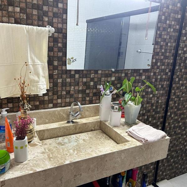 Casa espaçosa em bairro tranquilo, 2 vagas de garagem - Foto 3