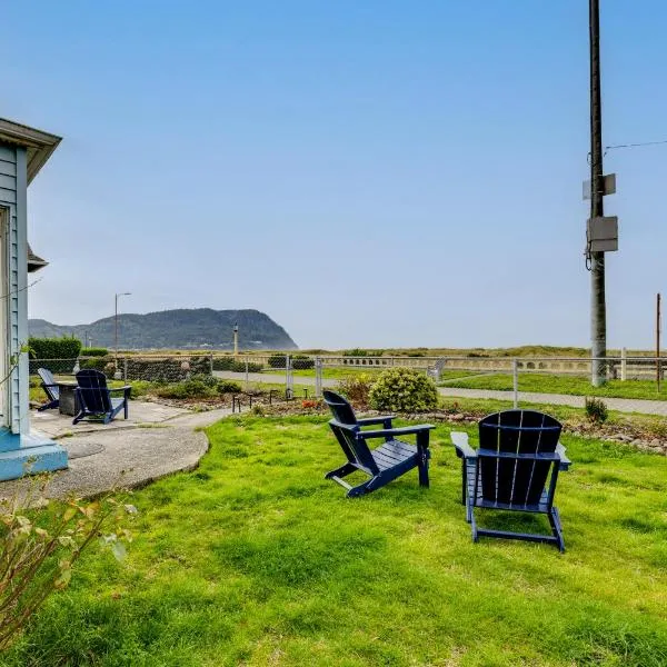 Beachfront Cottage on Seaside Promenade w/ Hot Tub, hotel a Seaside