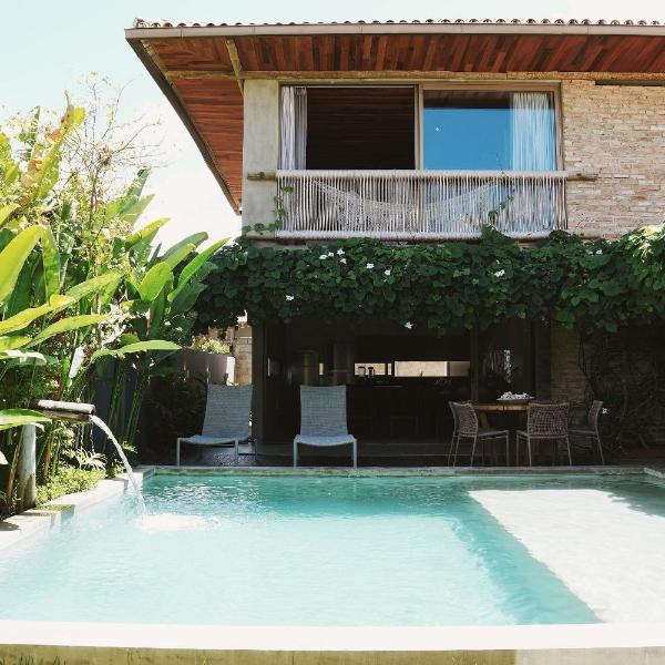 Casa com piscina aquecida, cozinheira, 30m do mar