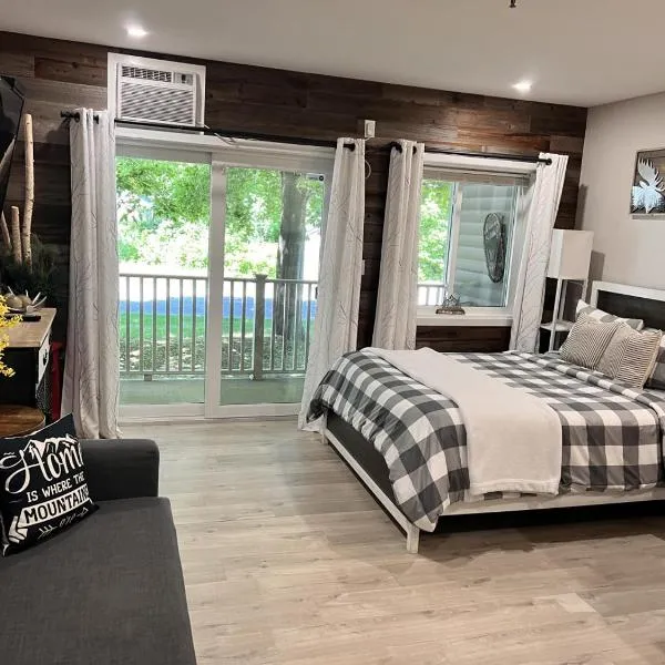 Remodeled Studio with Balcony, Pool and Hot Tub near Loon Mountain, מלון בלינקולן