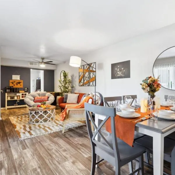 AT and T is steps away 2BD unit, hotell i Arlington