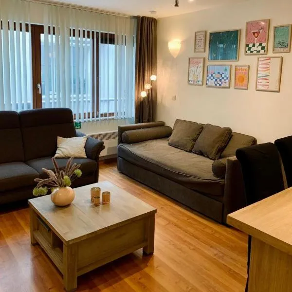 Relaxed coastal stay - steps from beach & center, отель в Остенде