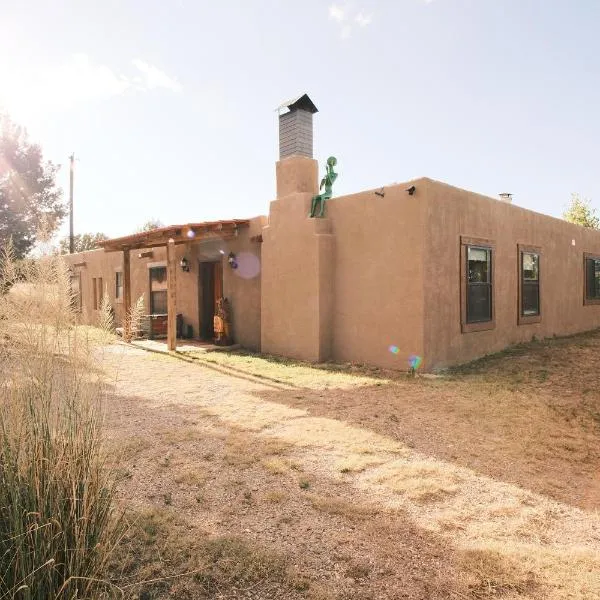 Casita Mistica A Southwest Adobe Field Home, hotel in Nogal
