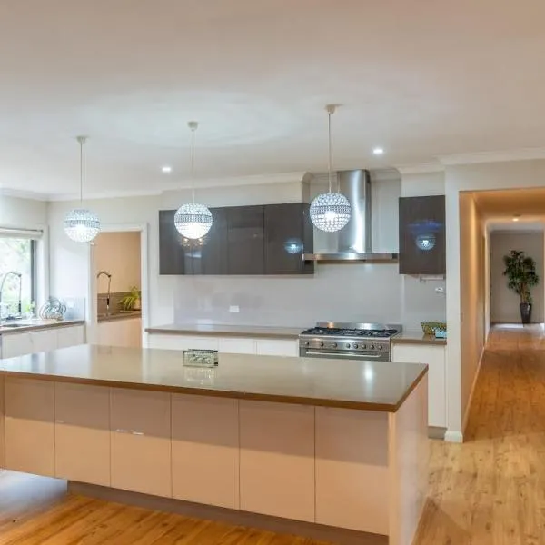 Modern Spacious 4BR Home by a 24Hour Cafe and IGA Ballarat, hotel i Alfredton