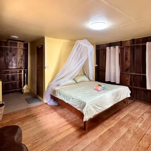 Moonshine Phayam beach resort & restaurant, hotel v destinaci Ranong