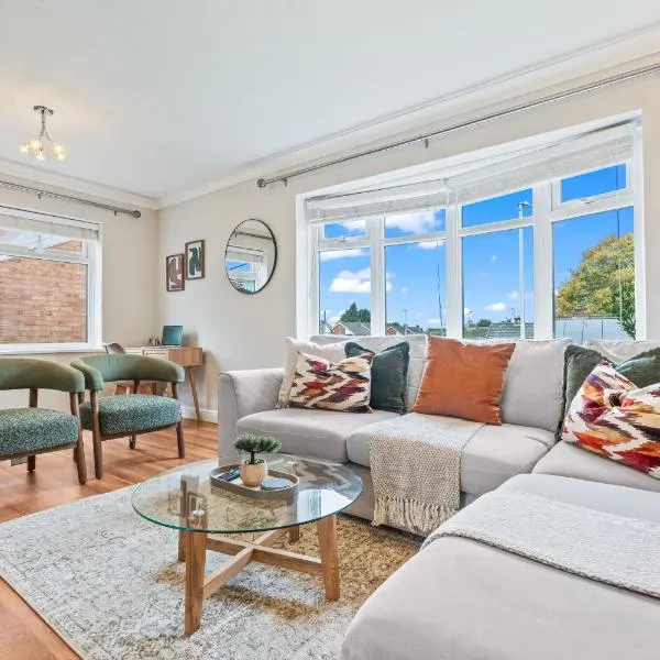 Off M54 - RAF Cosford Telford Albrighton Oxley Staffordshire - Driveway Free Parking 4 Beds 2 WC-JLR Wolves Stafford I54 Business Park- Near M6 Driveway- Regular & Long Work Stays available - Samina- ARZ Stays, hotel v destinaci Albrighton