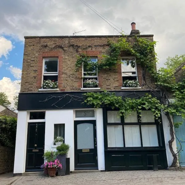Viesnīca Refurbished flat in stunning coach house Londonā