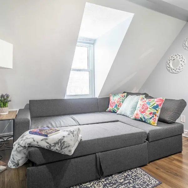 Urban 1BR Gem with Kitchen, Smart TV & Workspace, hotel in Ottawa