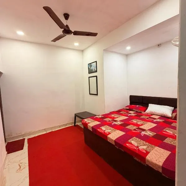 Amrit Ganga Homestay 1,5 km from kashi vishwanath Near Rathyatra ropeway, hotel v destinaci Váránasí